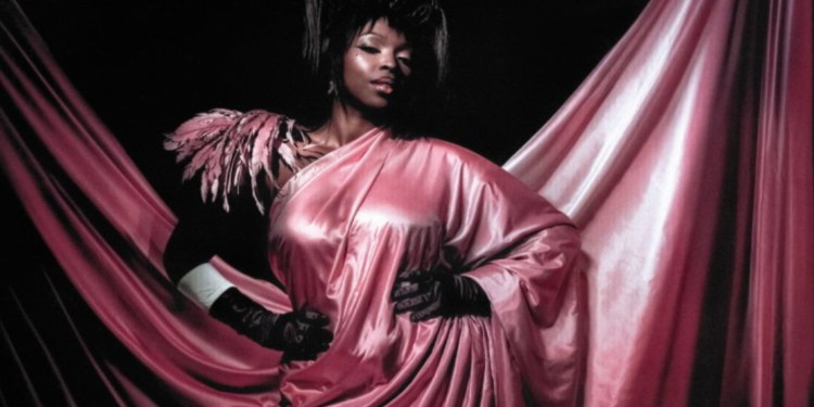 Théodora, nouvelle ambassadrice Mugler
